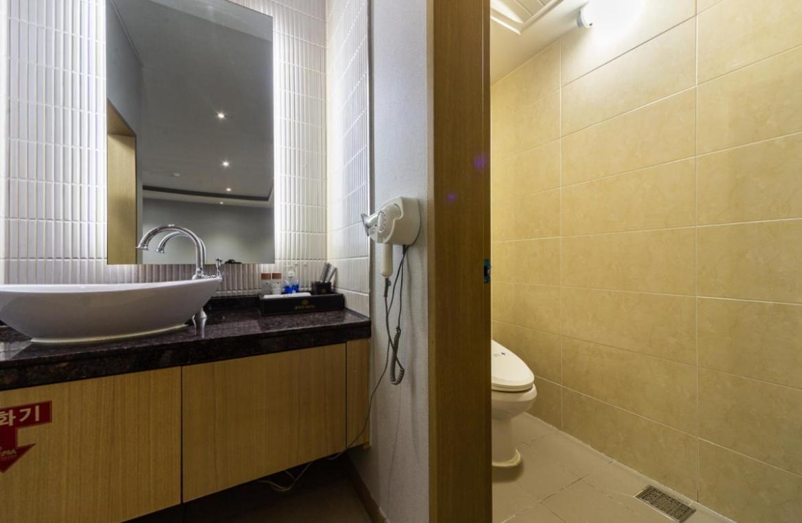 Gallery Hotel Gwangju Metropolitan City Екстер'єр фото